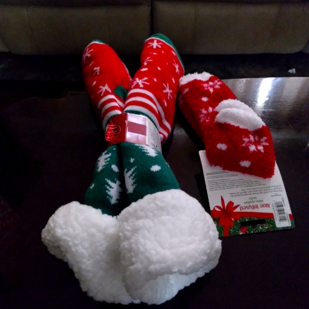 Authentic Hallmrk Socks one size fits all...1 Pair of a ALOE INFUSED SOCKS